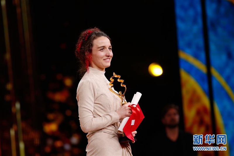Жюри признало ленту грузинского кинорежиссера Мариам Хачвани “Деде” фильмом лучшей режиссуры.