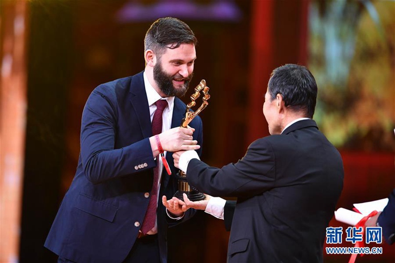 Британский киноактер Джо Коул получил мужскую награду за актерское мастерство в фильме “Наблюдение за Джульеттой”( Канада). На фото -- китайский актер Ли Сюэцзянь (справа) вручает награду представителю победителя номинации на церемонии награждения 8-ого Пекинского международного кинофестиваля.