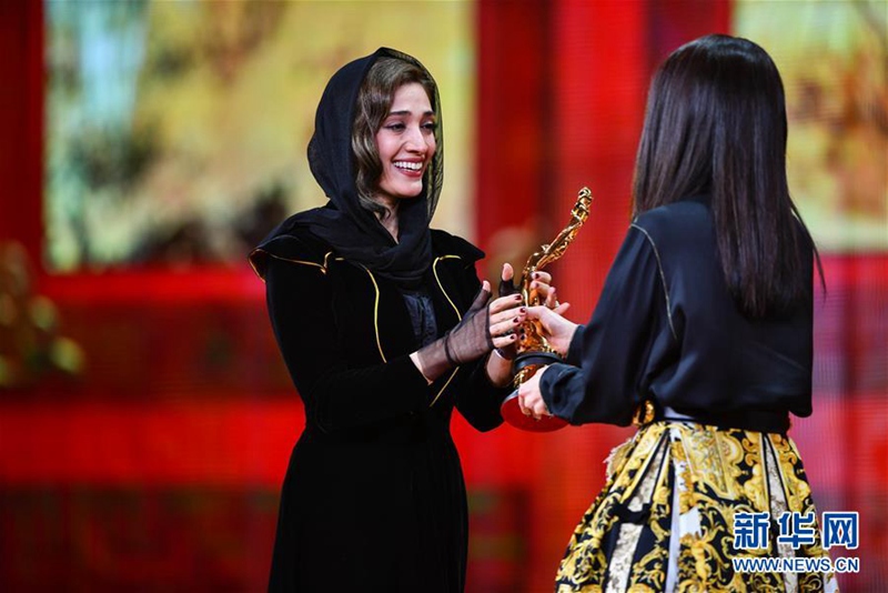 На фото -- Китайская актриса Шу Ци вручает награду победительнице за самую лучшую женскую роль второго плана Нине Садатхи (справа). (Иранский фильм “Выжженное лето”). 