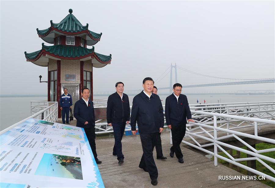 Си Цзиньпин осмотрел гидрологическую станцию в порту Чэнлинцзи