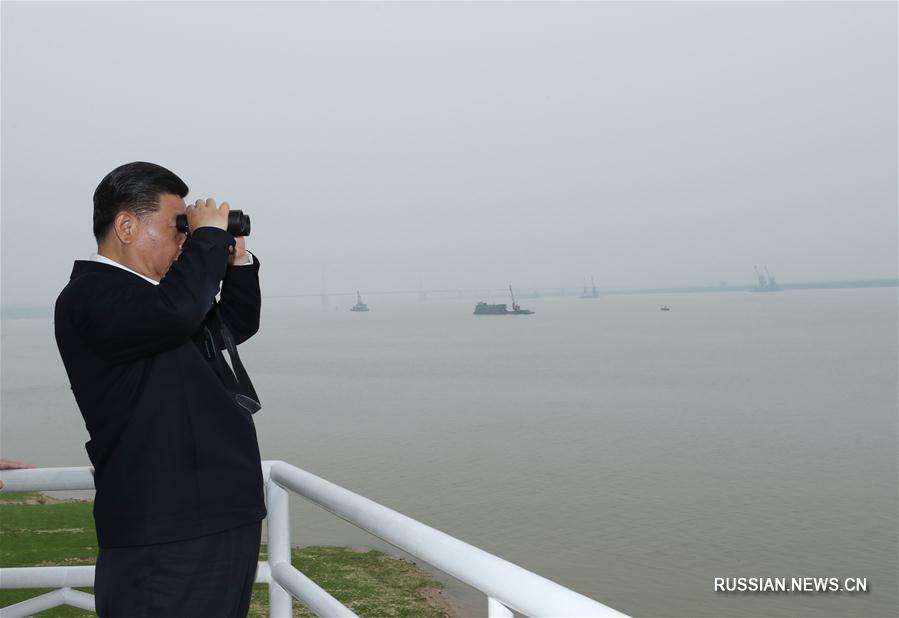 Си Цзиньпин осмотрел гидрологическую станцию в порту Чэнлинцзи