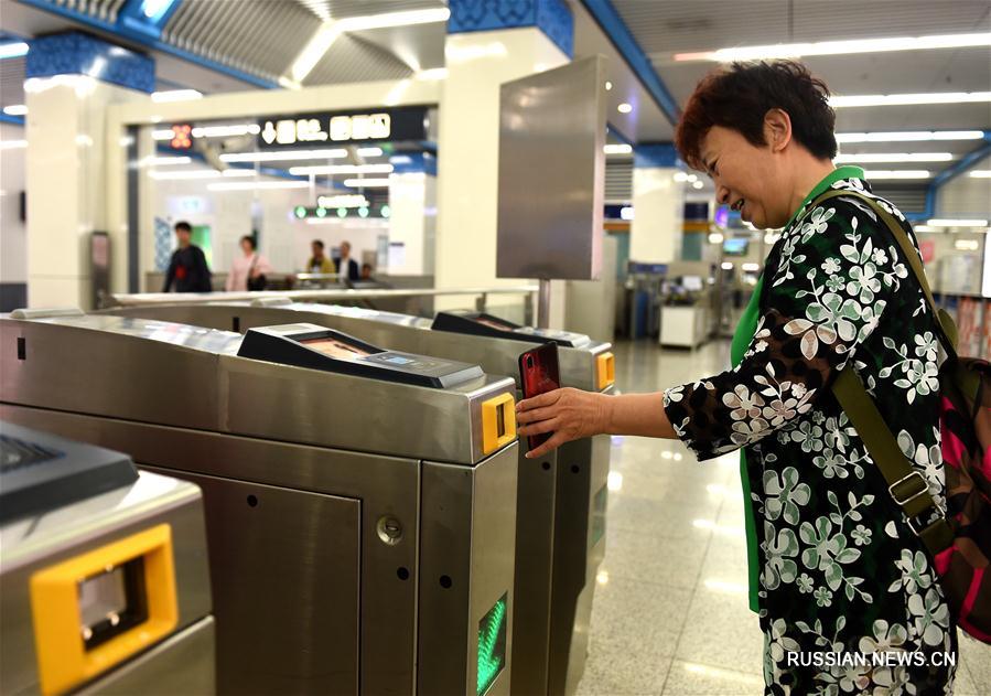 Пассажиры пекинского метро теперь могут оплатить проезд путем сканирования QR-кода с помощью смартфона