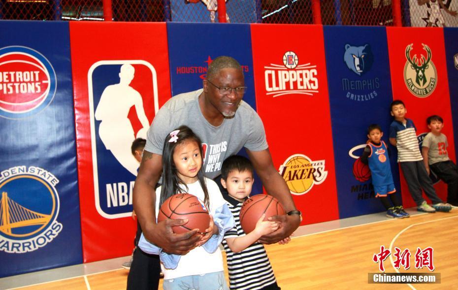 На фото: член Зала славы НБА Доминик Уилкинс (Dominique Wilkins) играет с детьми в Центре НБА.