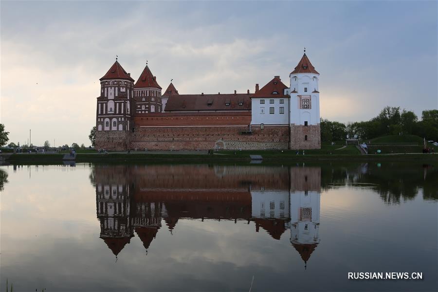 Китайские журналисты посетили Мирский замок в Беларуси