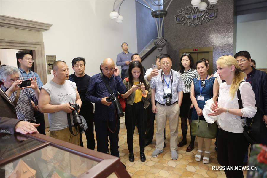 Китайские журналисты посетили Мирский замок в Беларуси