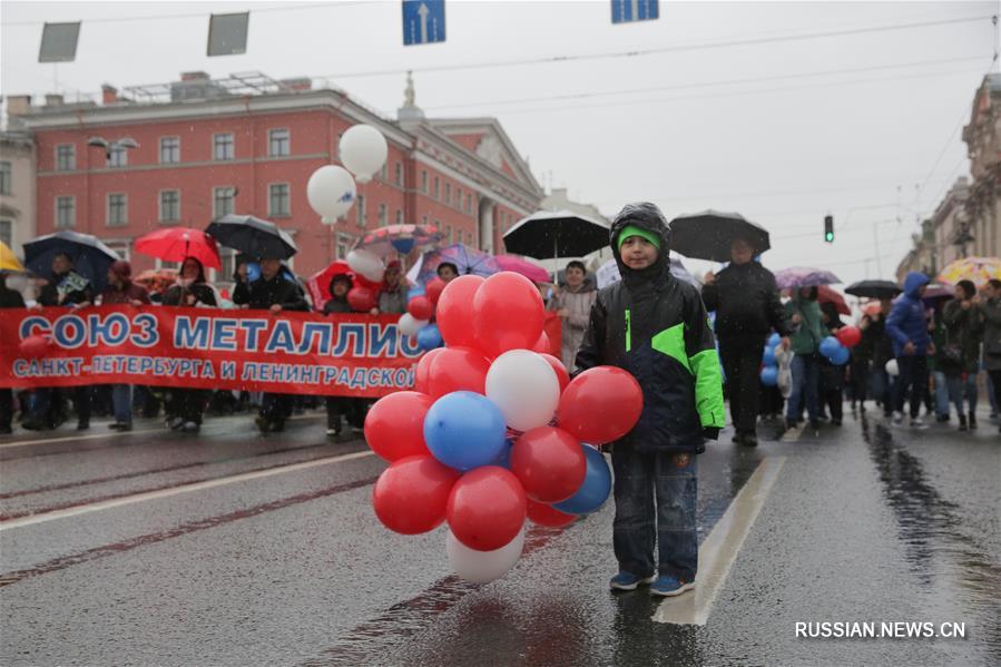 В первомайском шествии в Санкт-Петербурге участвовали 60 тыс человек