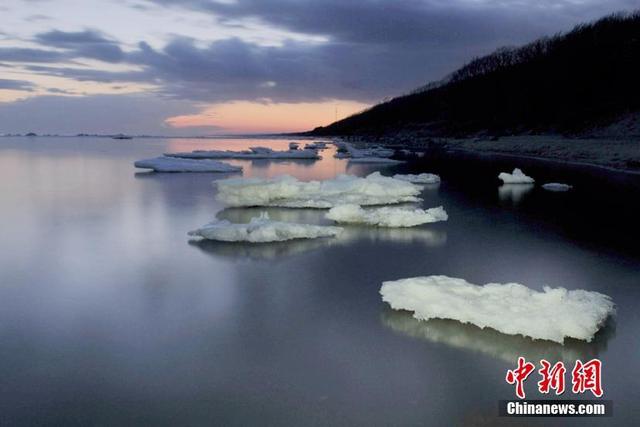 На самом большом озере на границе Китая и России еще не сошел лед 
