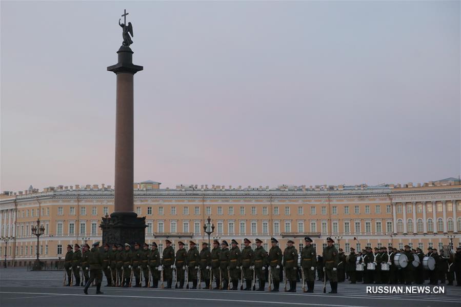Репетиция Парада Победы на Дворцовой площади Санкт-Петербурга