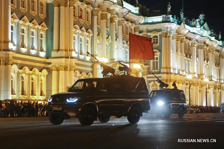 Репетиция Парада Победы на Дворцовой площади Санкт-Петербурга