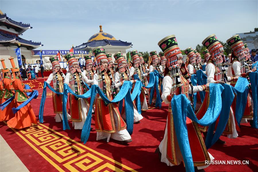Во Внутренней Монголии начался весенний обряд жертвоприношения перед мавзолеем Чингисхана