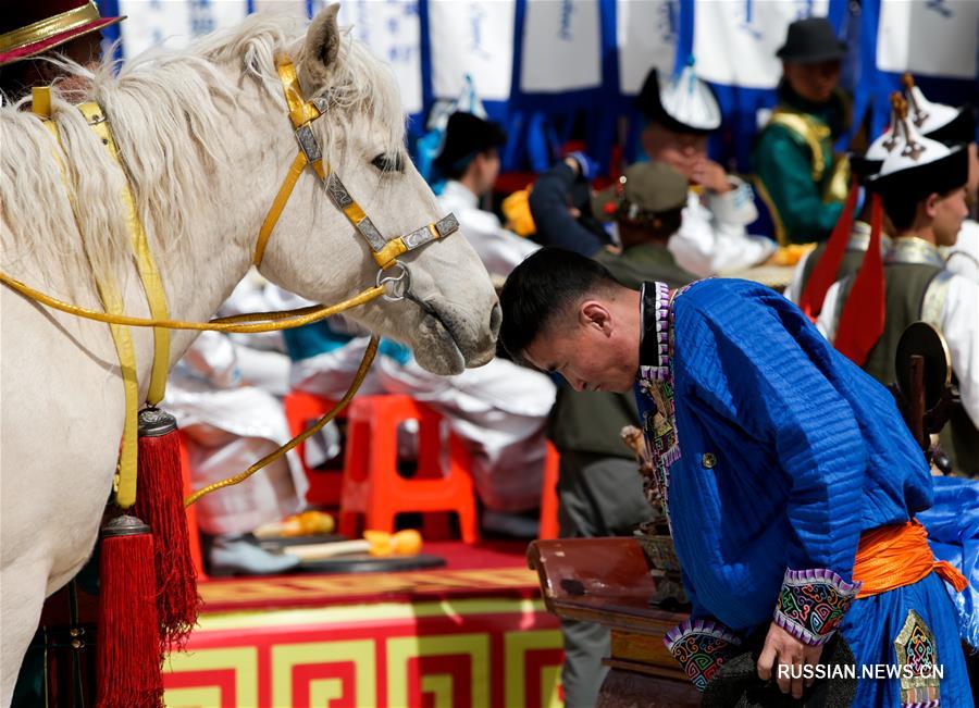 Во Внутренней Монголии начался весенний обряд жертвоприношения перед мавзолеем Чингисхана