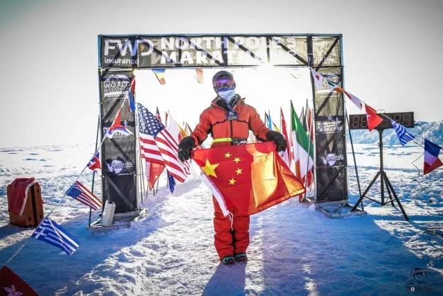 Китайская студентка пробежала марафон на Северном полюсе 