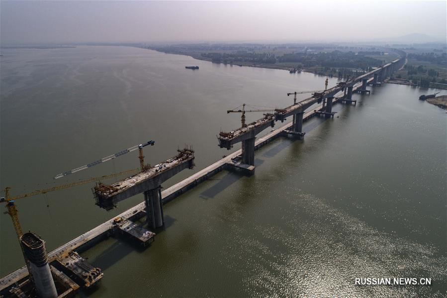 Продолжается строительство моста через реку Ханьцзян -- участка ВСЖД Ухань-Шиянь