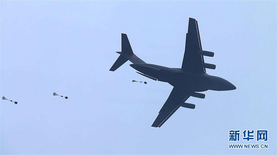 С военно-транспортного самолета Юнь-20 ВВС НОАК впервые проведены прыжки с парашютом ВДВ