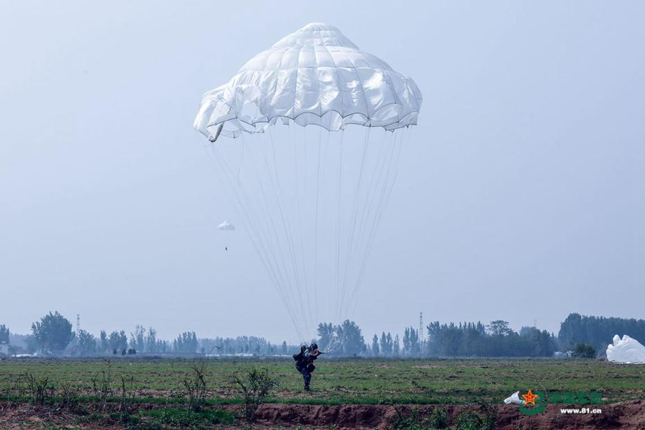 С военно-транспортного самолета Юнь-20 ВВС НОАК впервые проведены прыжки с парашютом ВДВ