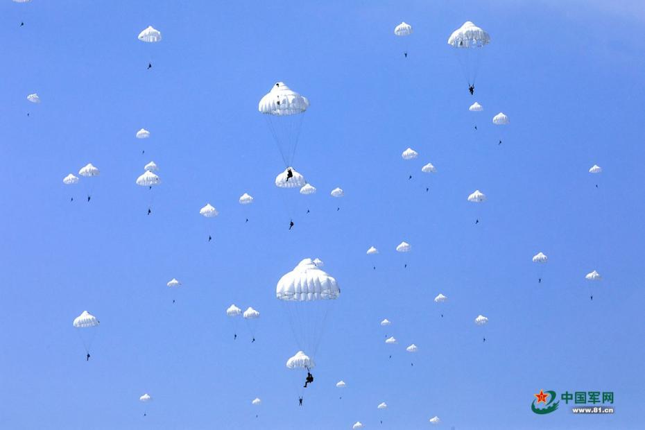 С военно-транспортного самолета Юнь-20 ВВС НОАК впервые проведены прыжки с парашютом ВДВ