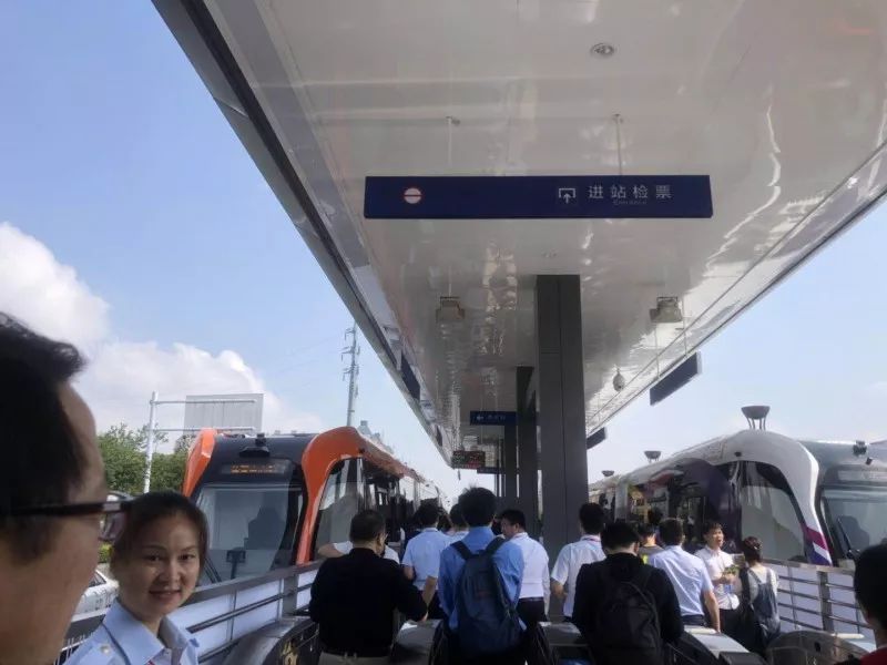 В провинции Хунань запустили в тестовую эксплуатацию безрельсовый «умный» трамвай 