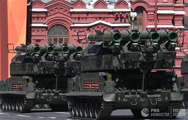 © РИА Новости / Григорий СысоевЗенитно-ракетные комплексы "БУК-М2" на военном параде, посвященном 73-й годовщине Победы в Великой Отечественной войне 1941-1945 годов