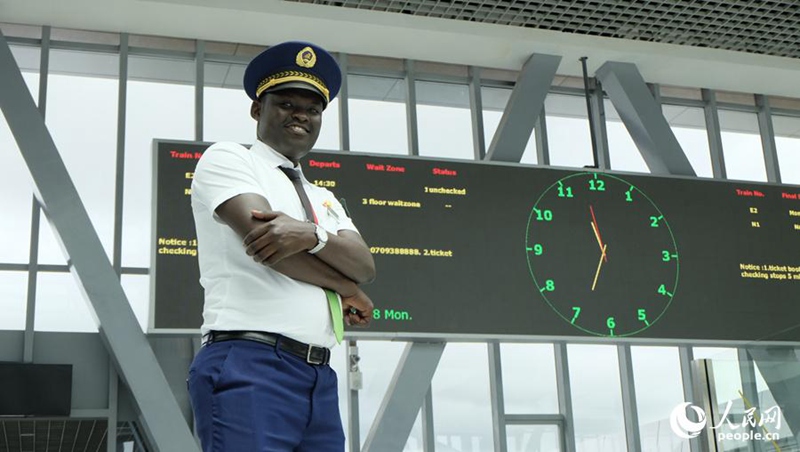 Проводницы и проводники на поезде Момбаса - Найроби в Кении