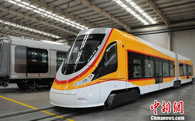 В Китае выпустили первый современный трамвай Delingha, который будет эксплуатироваться на самой большой высоте в мире
