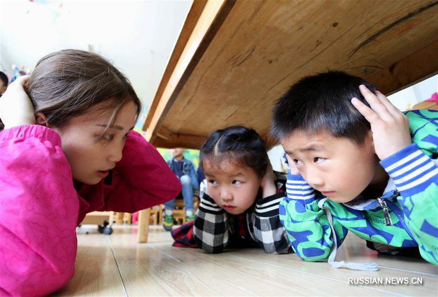 Китайские школьники учатся самозащите при стихийных бедствиях