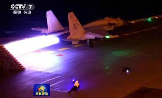 С палубы китайского авианосца самолеты могут теперь взлетать и приземляться в ночное время 