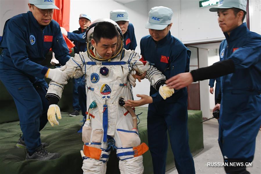 Китайские космонавты завершили тренировки по выживанию в пустыне