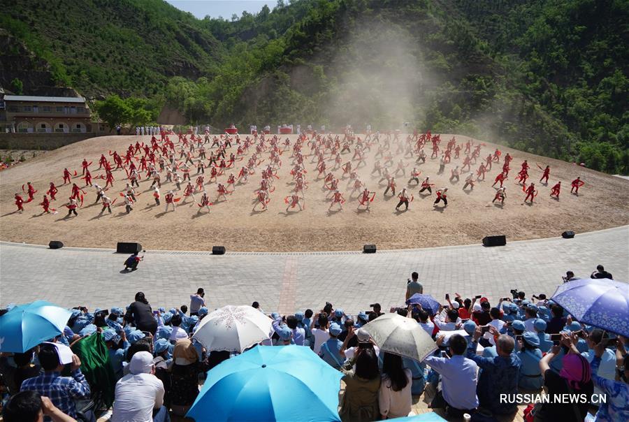 Выступление 400 мастеров игры на поясном барабане в провинции Шэньси