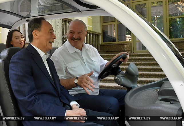 Лукашенко и Ван Цишань обсудили ситуацию в мире за китайским чаем с белорусским вареньем