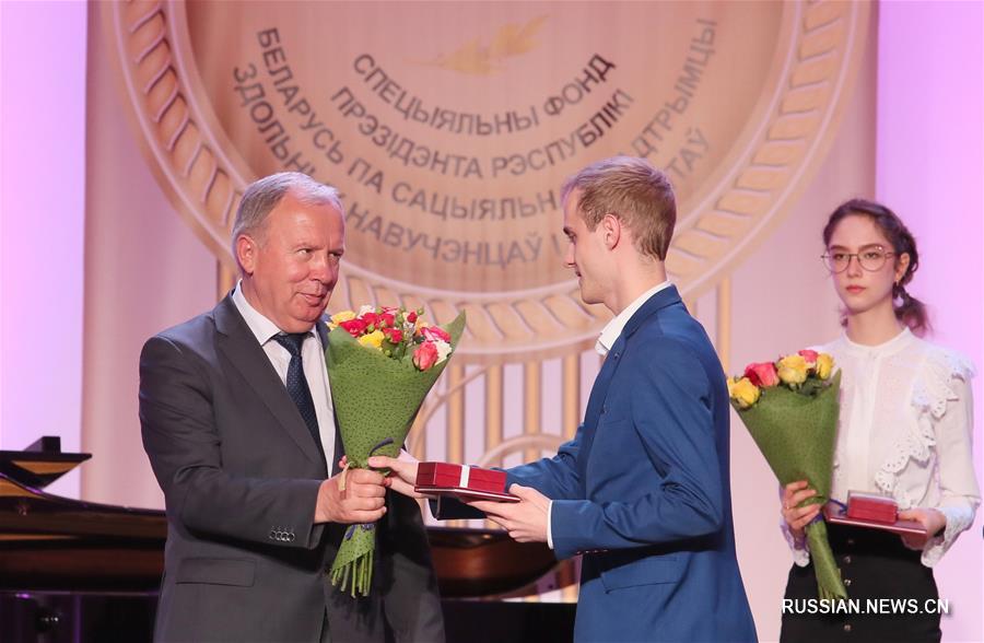 В преддверии Международного дня защиты детей в Минске провели церемонию награждения талантливых молодых людей