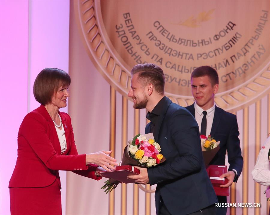 В преддверии Международного дня защиты детей в Минске провели церемонию награждения талантливых молодых людей
