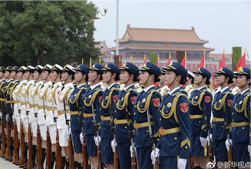 Женщины-военные впервые появились на дипломатической церемонии