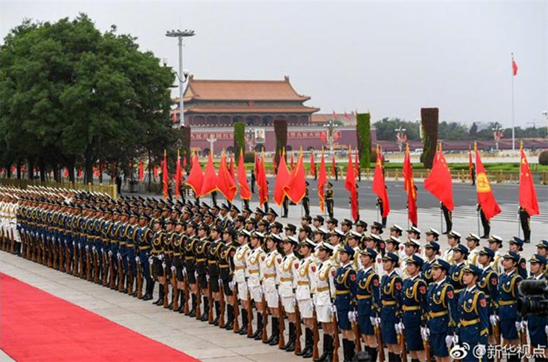 Женщины-военные впервые появились на дипломатической церемонии