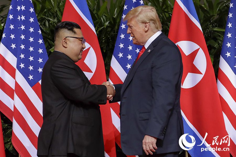 Молния: Ким Чен Ын и Дональд Трамп встречаются на первом саммите КНДР и США