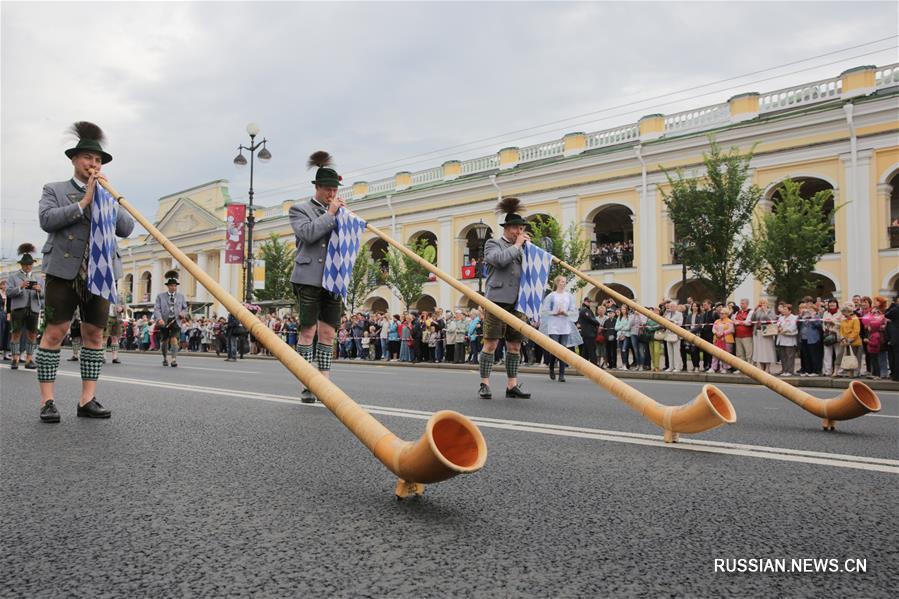 Грандиозный "Парад цветов" на Невском проспекте Санкт-Петербурга