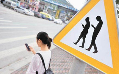 На улице Сианя появилась специальная дорожка для заядлых любителей мобильных устройств