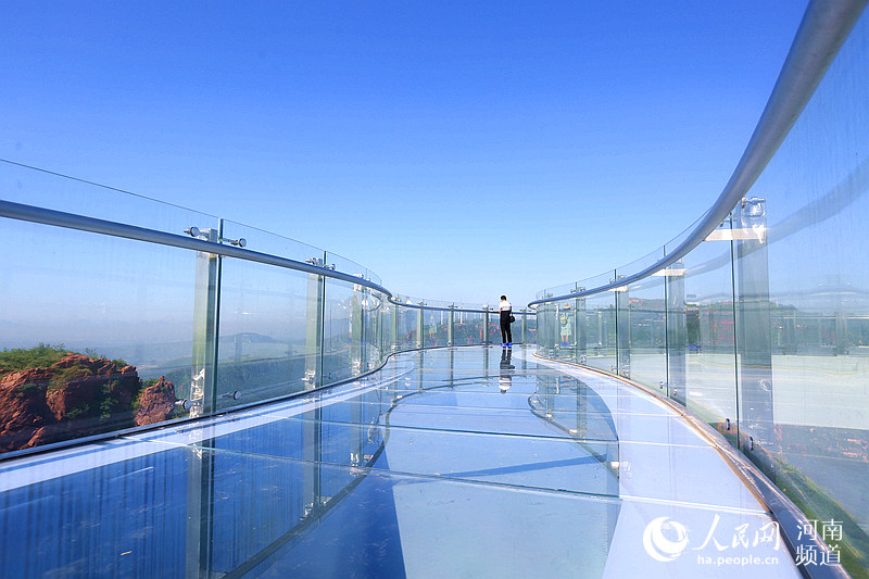 В Китае открылся стеклянный кольцевой мост на высоте 360 м