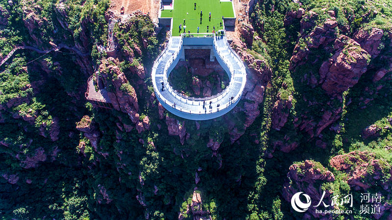 В Китае открылся стеклянный кольцевой мост на высоте 360 м