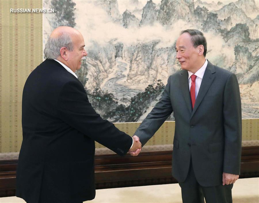 Ван Цишань встретился со спикером греческого парламента Никосом Вуцисом