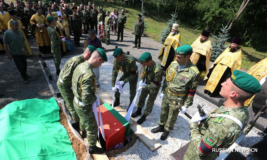 Спустя 77 лет останки погибшего в годы ВОВ в Украине пограничника-белоруса захоронили на родине
