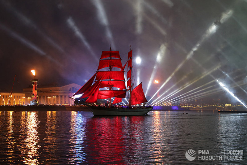 Праздник "Алые паруса" в Петербурге посетили около 1,2 миллиона человек‍