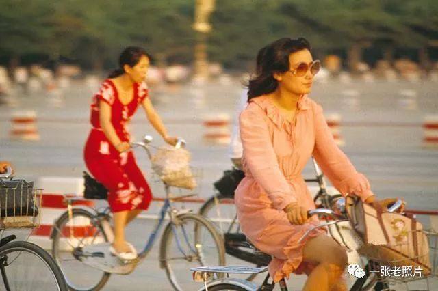 Модные тенденции в Китае за 40 лет: от стремления «не выделяться» из массы до поиска индивидуального стиля