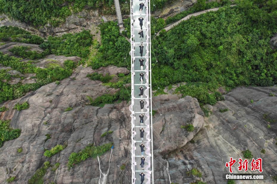 Выпускники ВУЗов провели фотосессию на стеклянном мосту на высоте 180 м