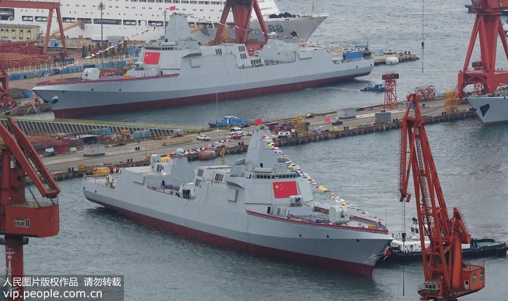 Два самых передовых китайских эсминца типа 055 были спущены на воду в один день