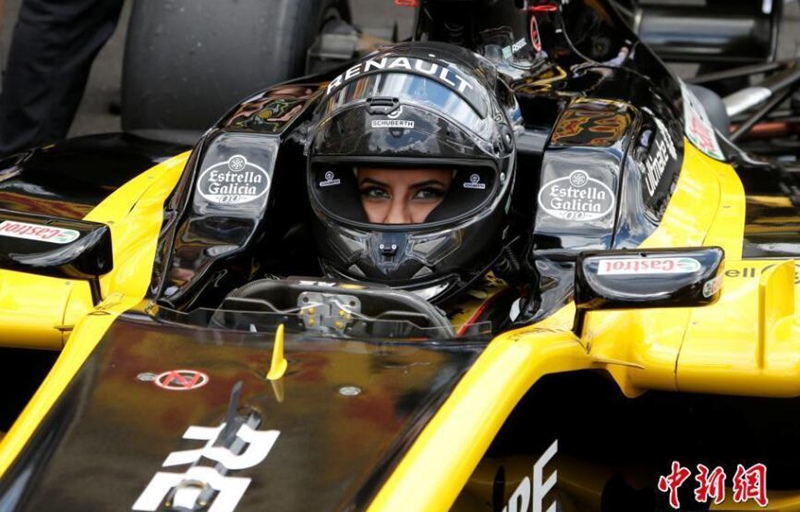 Гонщица из Саудовской Аравии впервые приняла участие в Формуле 1 во Франции 