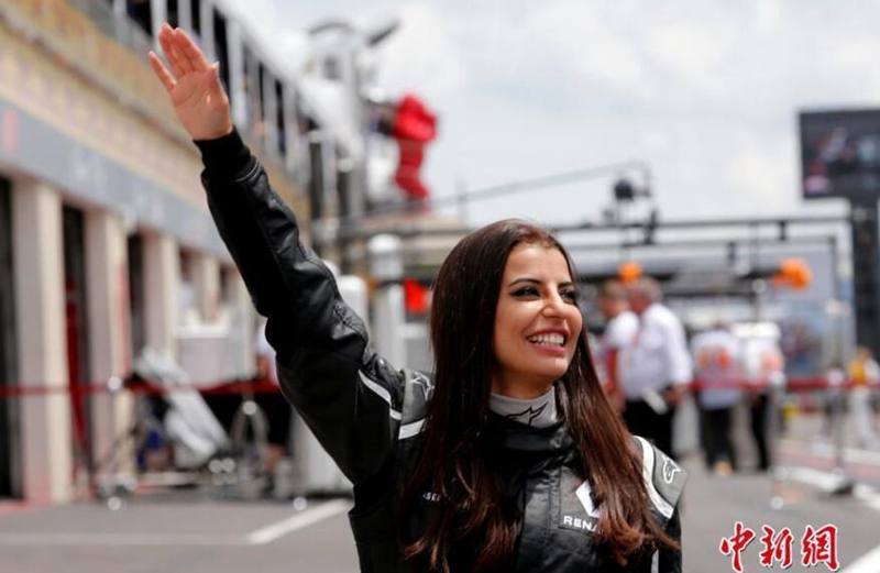 Гонщица из Саудовской Аравии впервые приняла участие в Формуле 1 во Франции 