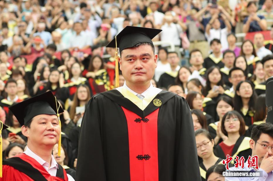 Яо Мин выпустился с курса бакалавриата Шанхайского транспортного университета 