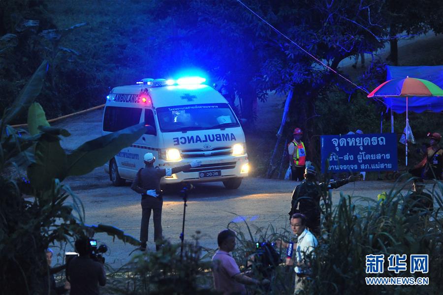 Спасены 8 мальчиков из числа заблокированных в пещере на севере Таиланда членов юношеской футбольной команды