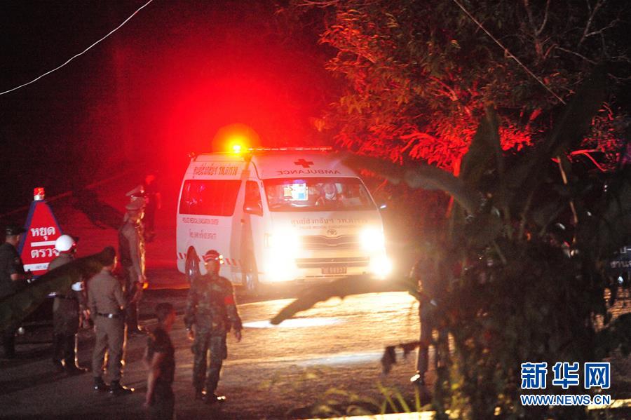 Спасены 8 мальчиков из числа заблокированных в пещере на севере Таиланда членов юношеской футбольной команды