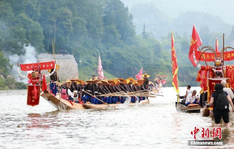 В провинции Гуйчжоу отметили Фестиваль драконьих лодок народности мяо
